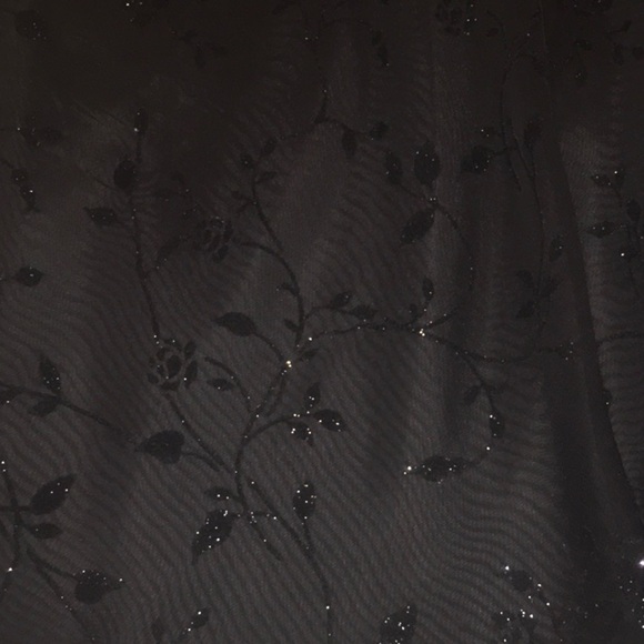 🆕 Lightly sparkly flowered long black skirt. - Picture 3 of 7